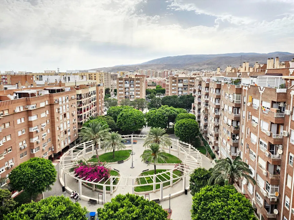 EN ALQUILER FABULOSO PISO-ATICO DE 3 DORMITORIOS + 2 BAÑOS,EN ALMERIA CAPITAL, ZONA AVDA.MEDITERRANEO Y CARREFOUR