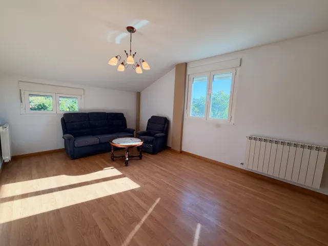 VENTA: Amplio Chalet en la Exclusiva Zona de Compostilla. — 11
