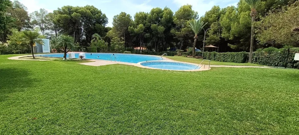 CASA DE 3 PLANTAS CON GARAJE Y PISCINA PRIVADA