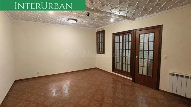 Exclusiva INTERURBAN: Casa de dos alturas con terraza y gara
