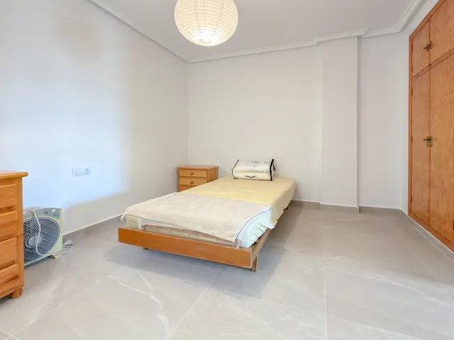 OPORTUNIDAD! Fantástico apartamento reformado con confortable terraza y vistas despejadas (210 Mts playa) — 26