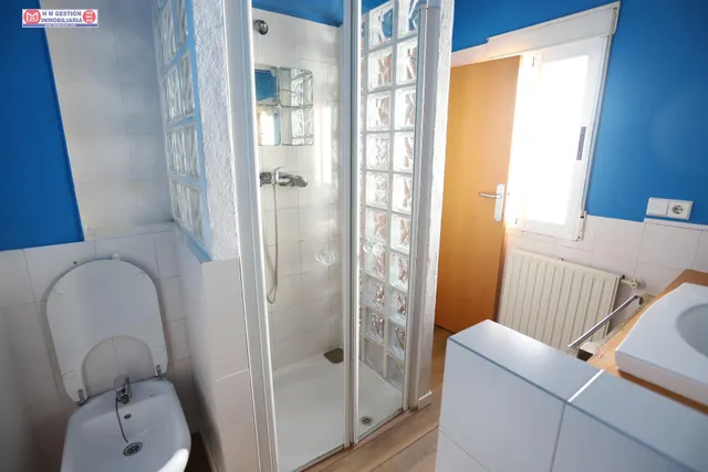 Ático de un dormitorio con aire acondicionado calefacción por  gas, baño y aseo, terraza exterior y plaza de garaje. — 10