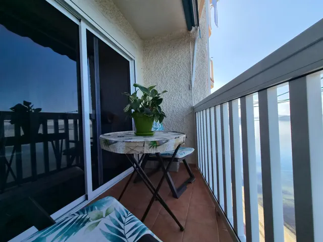 Apartamento situado en la urbanización Torre Luquillo, en el kilómetro 5,5 de La Manga del Mar Menor, que destaca por sus impresionantes vistas tanto al Mar Menor como al mar Mediterráneo. — 24
