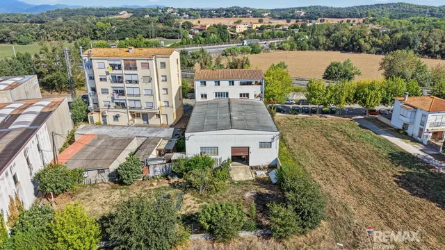 Girona, Domeny | Gran Oportunidad: Edificio de 702 m2 con Taller, Vivienda y Patio — 30