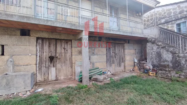 CASA INDEPENDIENTE DE PIEDRA CERCA DE LA MANCHICA Y PRÓXIMA A LA ENTRADA DE LA AG-31, dirección a Ourense-Celanova. — 2