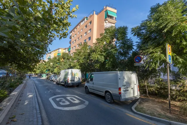 Piso luminoso de 3 dormitorios en la Antigua Ctra de Málaga - foto 2