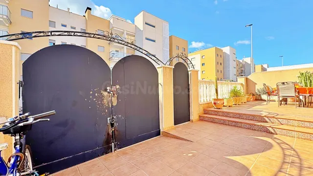 ADOSADO DE 3 DORMITORIO Y 2 BAÑOS EN ORIHUELA COSTA (ZONA LOS DOLSES) — 35
