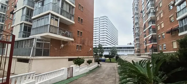 Piso de 3 dormitorios con piscina y garaje en urbanización cerca de la playa — 4