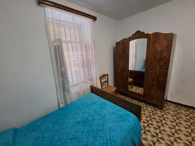 SE VENDE CASA EN CASTILFALE, 2 COCINAS,SALÓN, 6 HAB., BAÑO, PATIO, CALEFACCIÓN. — 21