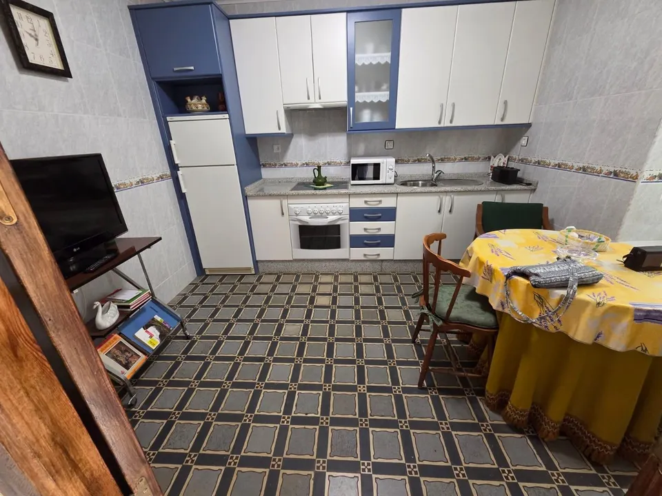SE VENDE CASA EN CASTILFALE, 2 COCINAS,SALÓN, 6 HAB., BAÑO, PATIO, CALEFACCIÓN.