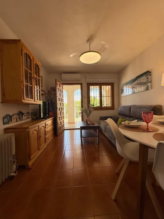 Encantador bungalow con amplia terraza privada y piscina comunitaria en El Chaparral, Torrevieja — 9