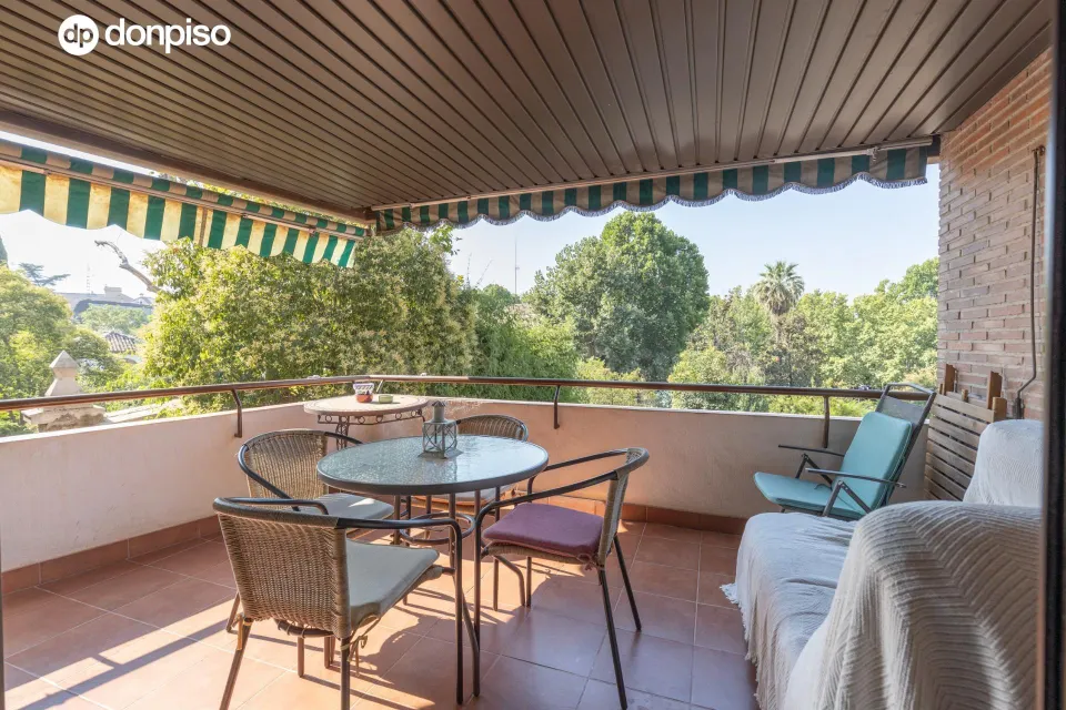 Exclusivo piso señorial con terraza en el Paseo del Salón (Cuesta de Escoriaza), con cochera y trastero.