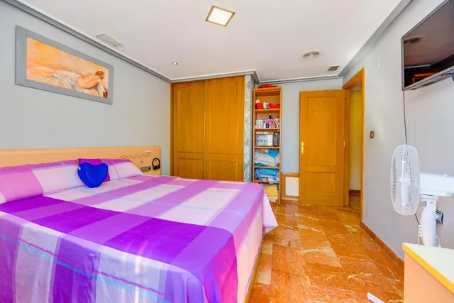 Amplio piso con 4 dormitorios, terraza y garaje en el centro de Torrevieja — 34