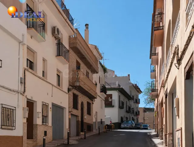CASA CON GARAJE EN EL CENTRO DE LANJARÓN