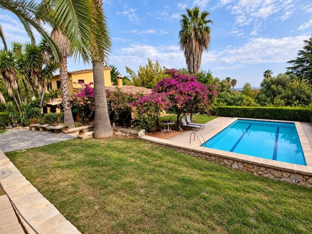 Villa con piscina y parcela de 2.075 m2 en Ses Rotgetes, cerca de Palma — 28