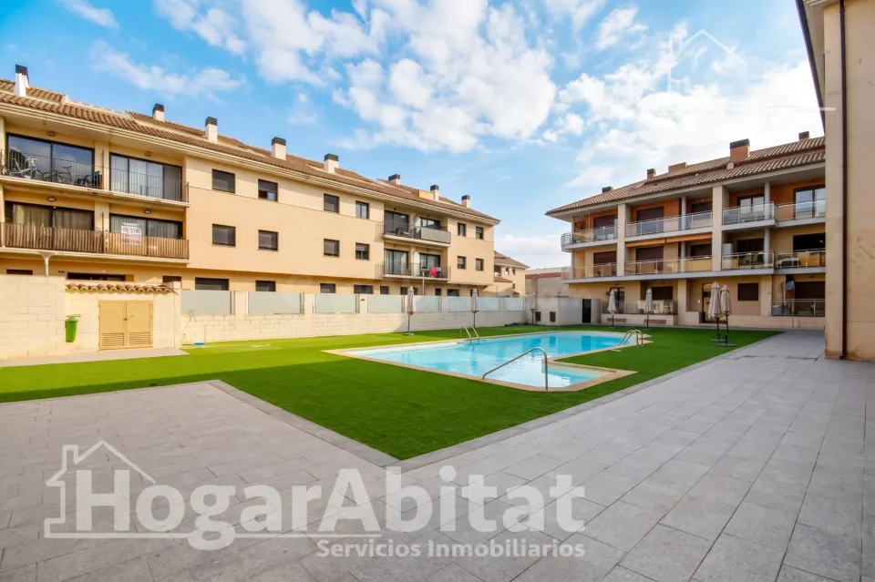 Vive con el confort de un residencial con piscina en este luminoso piso con balcón
