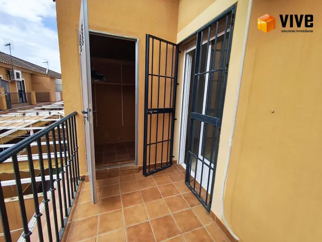 Casa adosada de dos plantas en La Rinconada: espacio, luz y comodidad para tu familia — 15