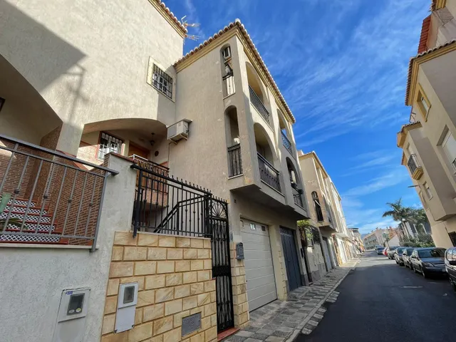 Adosado en Motril por 237000€ — 42
