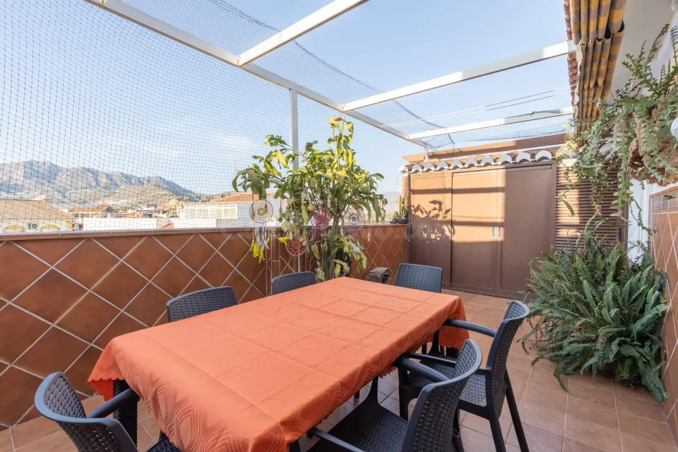 ÁTICO DE 140 M2 CON TERRAZA PRIVADA, GARAJE Y VISTAS DESPEJADAS EN SALOBREÑA
