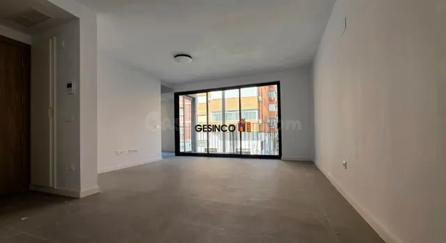 EXCELENTE VIVIENDA SIN AMUEBLAR CON TERRAZA - foto 2