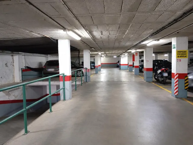 PLAZA DE GARAJE PARA COCHE GRANDE EN CALLE MEDINA SIDONIA