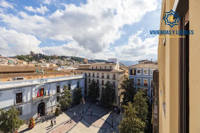 GRAN PISO EN PLAZA DEL CARMEN FRENTE AL AYUNTAMIENTO. — 46
