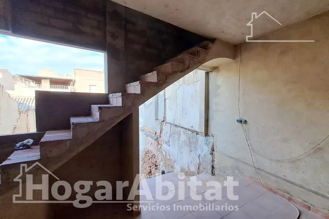 ¡OPORTUNIDAD INCREÍBLE! TERRENO URBANO AMPLIO Y CON COCHERA — 23