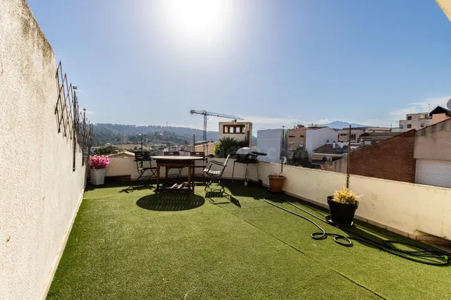CASA ADOSADA CON GARAGE Y TERRAZA EN EL CENTRO