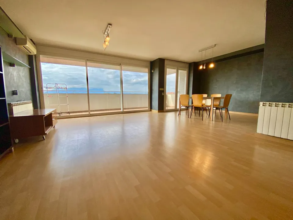 ES LLOGA PIS DE 2 HABITACIONS , PLAÇA DE PK, TRASTER I 2 BALCONS AMB VISTES A MONTSERRAT!