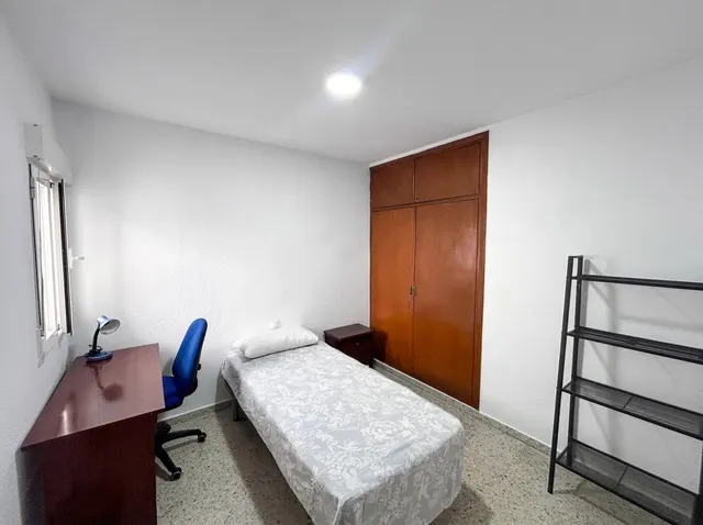 Ático Reformado para Estudiantes con Gran Terraza en Fuentenueva | Ref: DLR00288 — 13