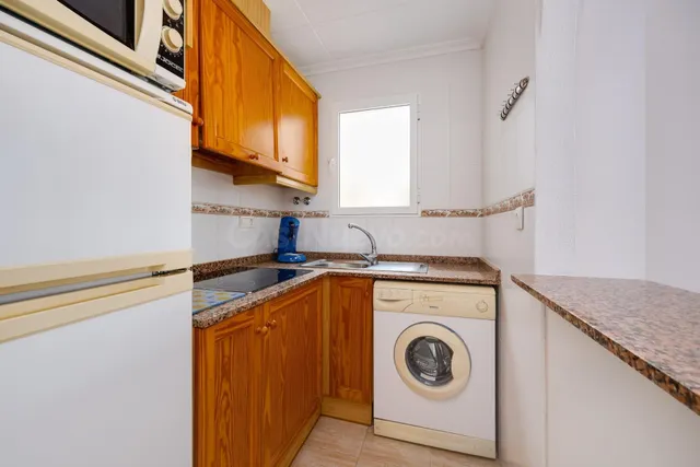 Apartamento de 2 dormitorios con piscina comunitaria en Torrevieja — 5