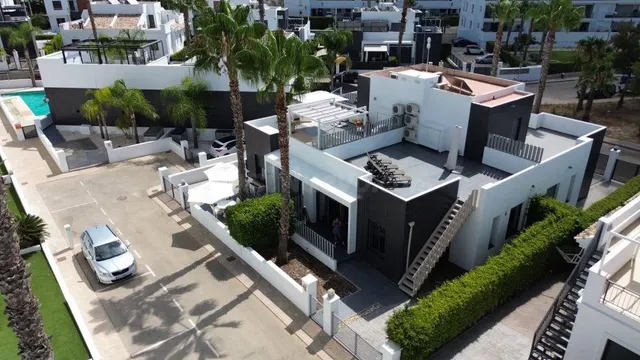 CASA DE UNA PLANTA CON SOLARIUM PRIVADO Y PISCINA | CERCA DE