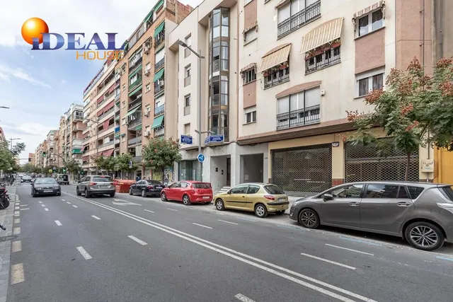 LOCAL COMERCIAL EN ARABIAL JUNTO HIPERCOR — 18
