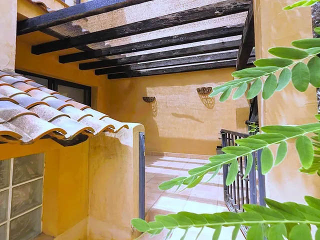 Magnífica y espaciosa casa adosada de 4 plantas (aprox. 176 m2). Varias terrazas y gran zona de piscina comunitaria. Cerca de campos de golf, La Zenia Boulevard, y a poco más de 5 km de las playas. — 43