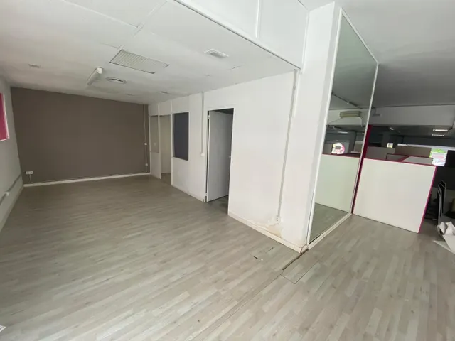 Impresionante local comercial esquinero a tres calles con planta garaje para 12 coches — 4