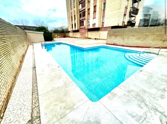 GRAN PISO CON PISCINA EN PONIENTE!!