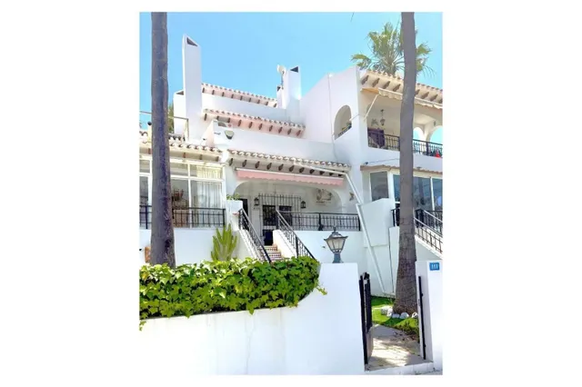 Casa Adosada Moderna con Vistas al Golf y Terrazas Soleadas 