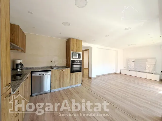 REFORMADO CON 4 DORMITORIOS Y BALCÓN