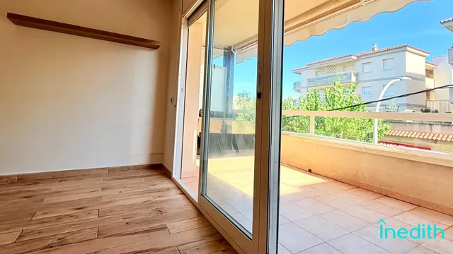 A 50 metros de la playa, Piso impecable con terraza, vistas , parking, trastero y piscina — 6