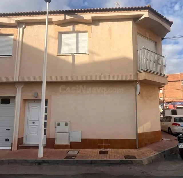 ¡Amplia casa adosada con energía solar y garaje en San Pedro - foto 2