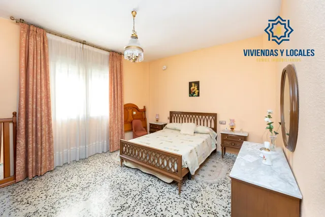 Local + vivienda en Avda. Cadiz — 23