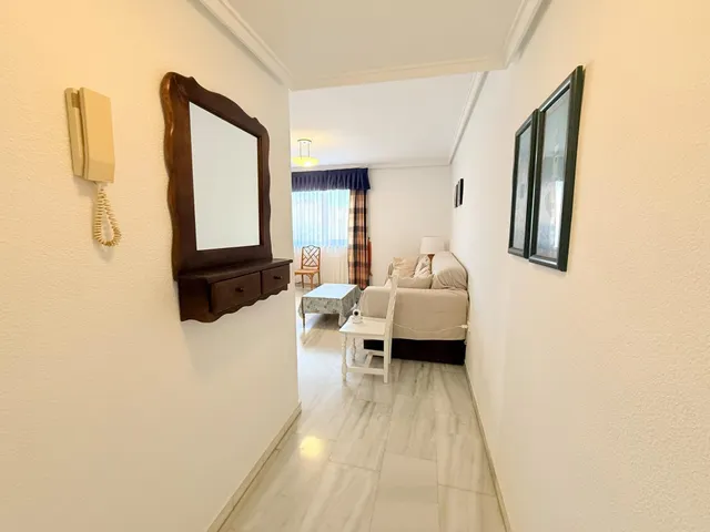 Apartamento con una gran terraza esquinera en  la urbanización Arpón II, en el kilómetro 4 de La Manga del Mar Menor. — 12