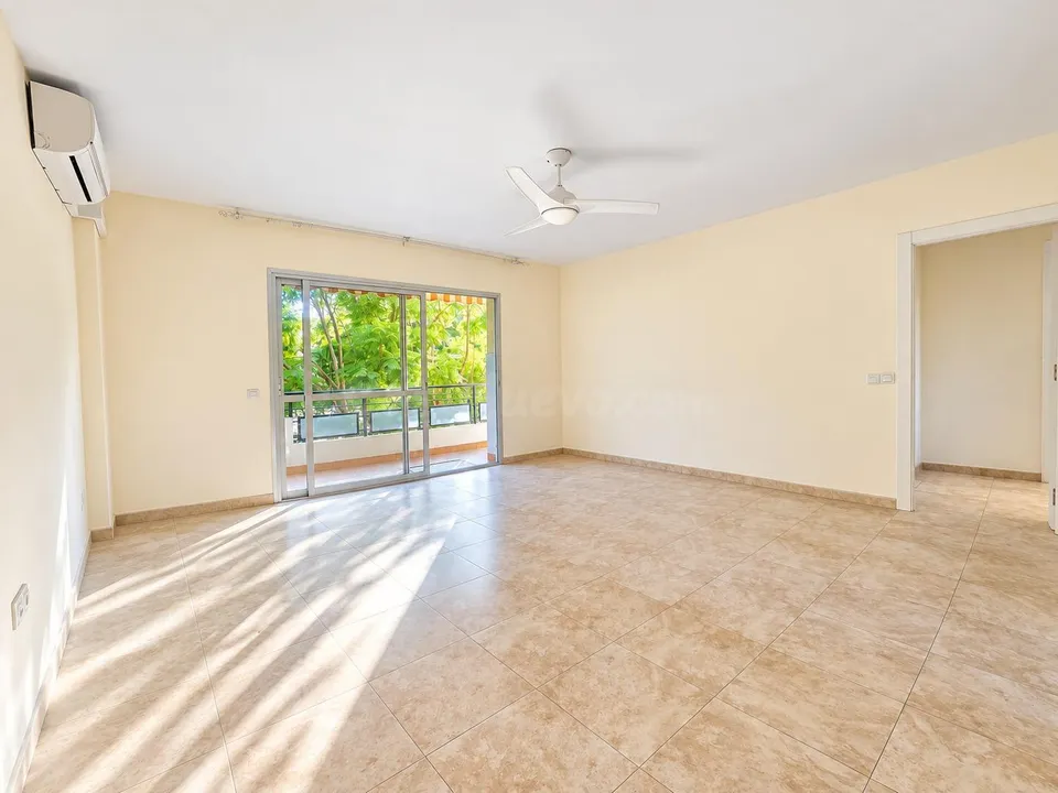Piso luminoso de 3 dormitorios con terraza en Avenida de Mijas, Fuengirola