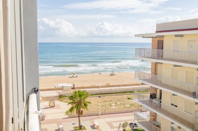 LUMINOSO APARTAMENTO CON VISTAS AL MAR A LA PLAYA DE DAIMÚS. — 26