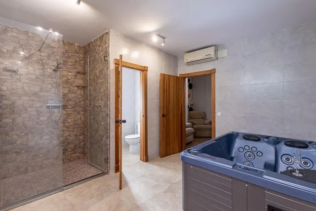 Chalet independiente con pozo propio y placas solares — 14