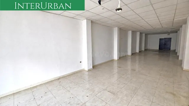Amplio local comercial de 194 m2 en Llíria - foto 4