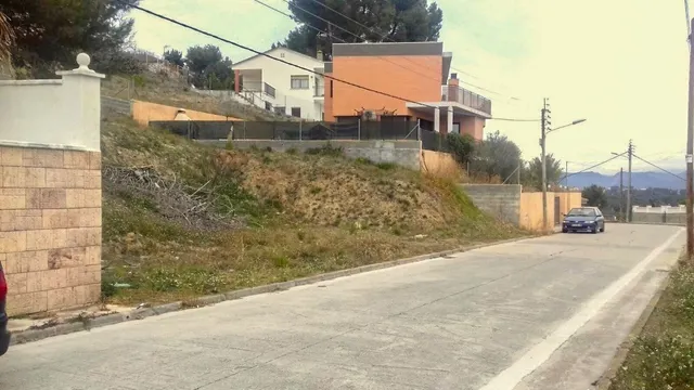 PARCELA LLANA EN MASQUEFA URB. CAN PARELLADA - BARCELONA — 2