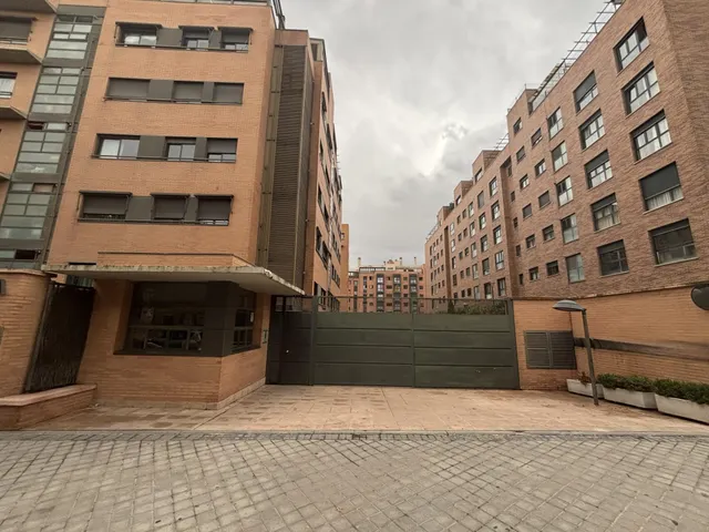 Piso EXTERIOR de 3 DORM con 2 plazas de garaje y piscina en Sanchinarro — 33