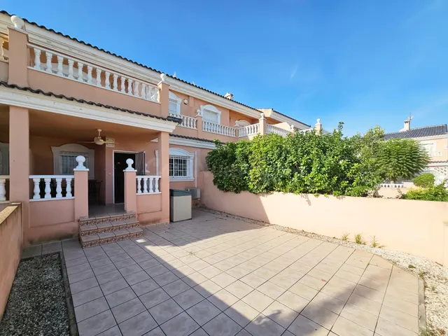 Urb. Mediterraneo - Bungalow con piscina y parking , cerca d - foto 2