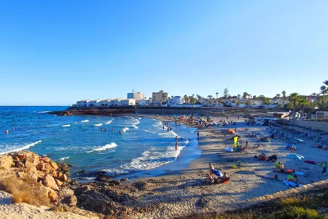 Casa adosada reformada y espaciosa de tres plantas (86 m2) con 3 dormitorios, 2 baños y 1 aseo. Terraza frente, piscina comunitaria, cerca del La Zenia Boulevard y a tan solo 650 m de Playa Flamenca — 45